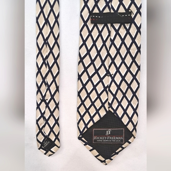 Men's Hickey Freeman Silk Diamond Patterned Tie - Picture 4 of 6